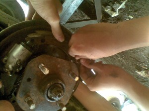 pemasangan pegas penahan sepatu rem